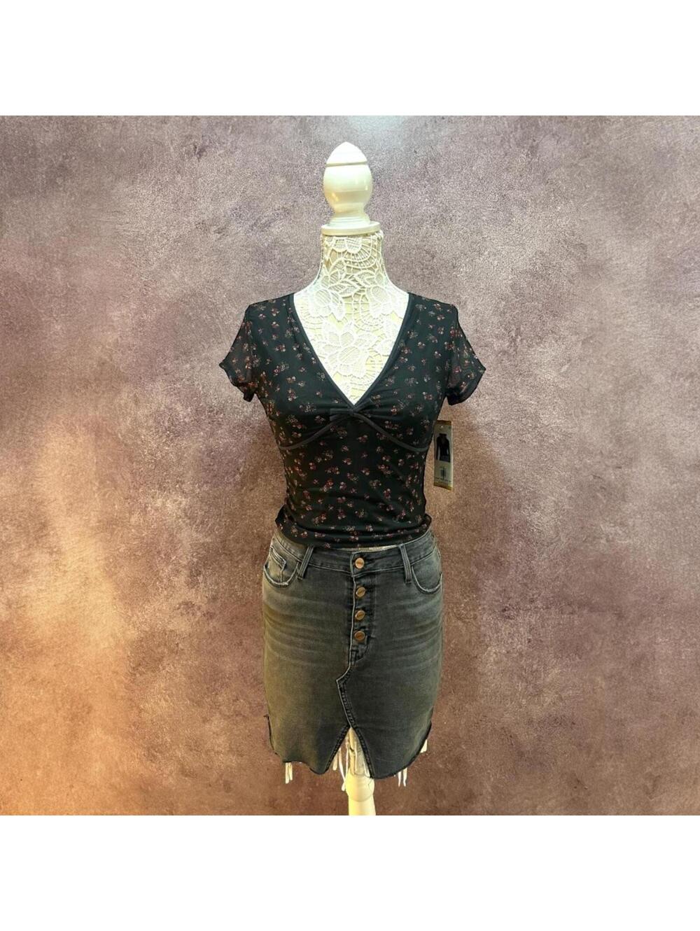 Aeropostale Floral Mesh V Neck Crop Top‎